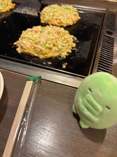 主 の 家族 と 一緒に お好み焼き屋さん に 行ってきたよ 主 は 焼くの 下手すぎて ずっと 見守り係 だったね くちぱっち、後で お風呂 だ