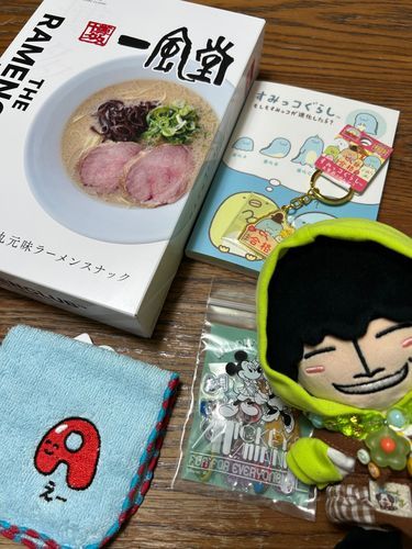 おともだちとプレゼント🎁こうかん！
ラーメンスナクはじめてみた😮
チキンラーメンみたいなかんじなんやろか？