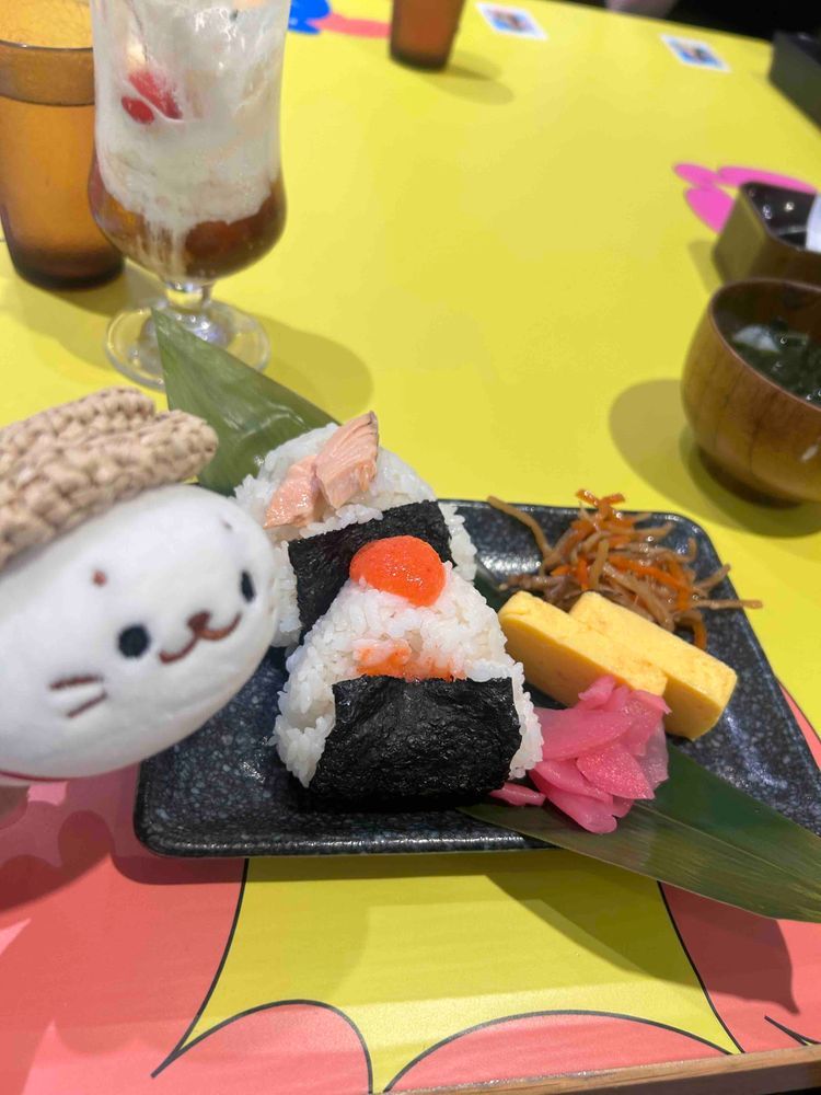 くまさんのぱふぇと おにぎりていしょく！
おなかいっぱいだよ〜🍙