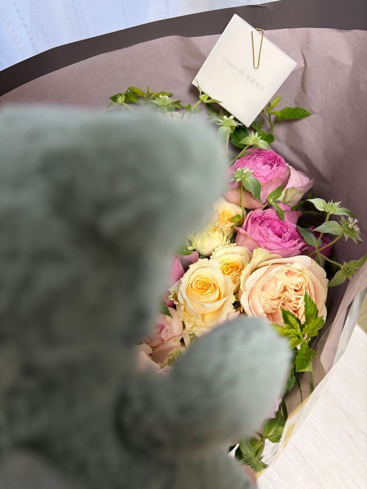 かいぬしが だいすきな おはなやさんから おはながとどいたよ💐
こんかいは バラたっぷりの ブーケなんだって🌹
うーは まんなかの めだまやきみたいな いろのバラがおきにいりだよ🍳