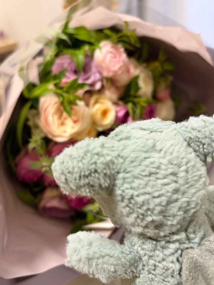 かいぬしが だいすきな おはなやさんから おはながとどいたよ💐
こんかいは バラたっぷりの ブーケなんだって🌹
うーは まんなかの めだまやきみたいな いろのバラがおきにいりだよ🍳
