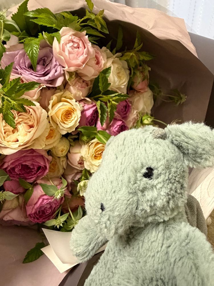 かいぬしが だいすきな おはなやさんから おはながとどいたよ💐
こんかいは バラたっぷりの ブーケなんだって🌹
うーは まんなかの めだまやきみたいな いろのバラがおきにいりだよ🍳