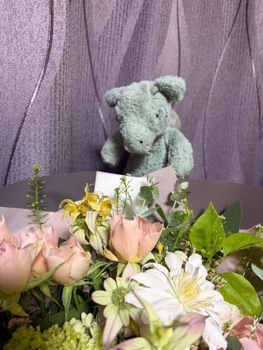 かいぬしが だいすきな おはなやさんから おはながとどいたよ💐
まいつきの たのしみなの✨

こんかいは シュバルツシルトっていう バラがはいっていたよ🌹

かわいいでしょ？💕