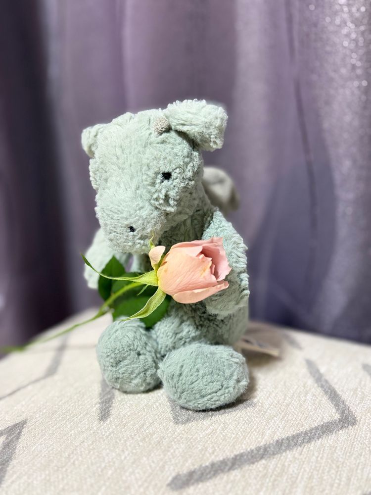 かいぬしが だいすきな おはなやさんから おはながとどいたよ💐
まいつきの たのしみなの✨

こんかいは シュバルツシルトっていう バラがはいっていたよ🌹

かわいいでしょ？💕