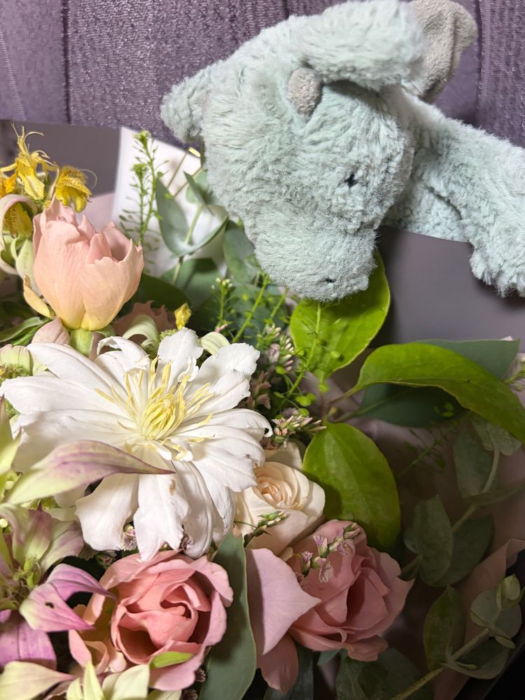かいぬしが だいすきな おはなやさんから おはながとどいたよ💐
まいつきの たのしみなの✨

こんかいは シュバルツシルトっていう バラがはいっていたよ🌹

かわいいでしょ？💕