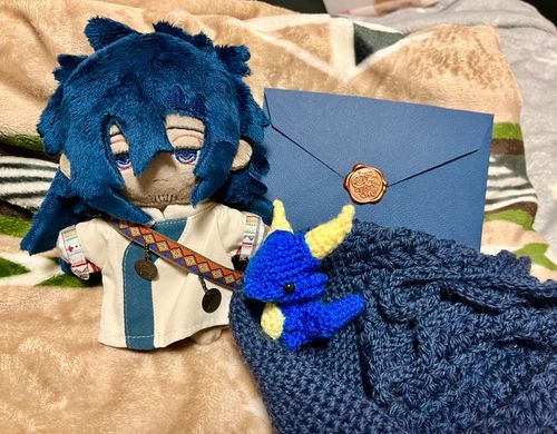 お友達がオリジナルキャラクターのぬいぐるみを作ってくれたよ！
ちいちゃいドラゴンも一緒に作ってくれたみたい、嬉しいね☺️🌸