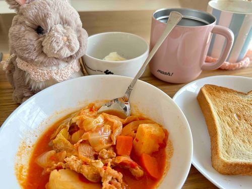 ミネストローネ、パン、ヨーグルトで朝ごはん！お水もたくさん飲むわよ🌷