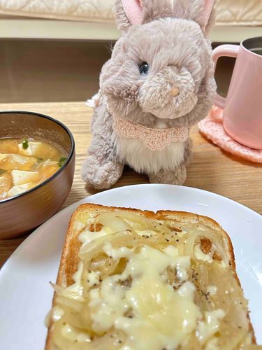 今日のごはんはチーズ玉ねぎトーストと、おみそ汁！いがいと合うわよね🫧