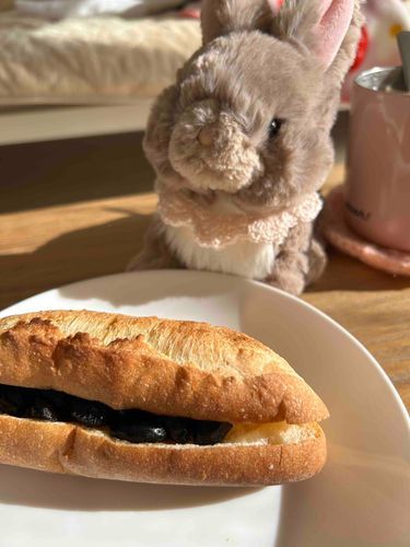 くろまめと、ミルククリームのフランスパン🥖意外なくみあわせだけれど、あまくておいしかったわ🌷