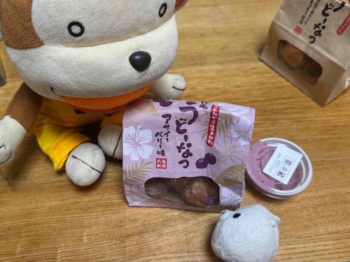うどーなつアサイーベリー味食べたよー！もうこのパッケージから可愛い！
味はアサイーと言うよりは結構ブルーベリーの味がしたかな？そんでこのベリーのソースがほーんと美味しいの！どーなつにいっぱいつけても無くならないくらい入ってるからありがたい😋