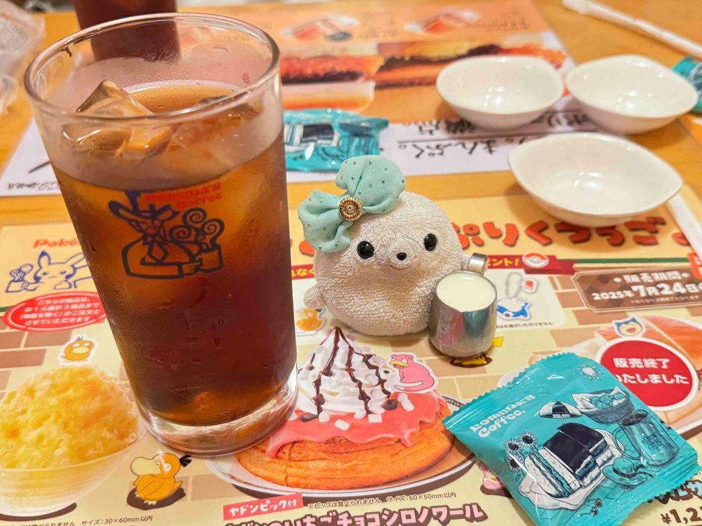今日はコナズ珈琲でサーモンサラダとパンケーキ食べたよ〜
サラダがもんちゃんの想像以上の量でビックリしちゃった！！！！
サーモンもちょびっとじゃなくてちゃーんと入っててHappy‼️🥞
アサイースムージーも頼んでお腹いっぱい‼️😋
その後はコメダ珈琲に行ってアイスミルクティー飲んだんだ！ミルクはあざらしが入れてくれたよ😊