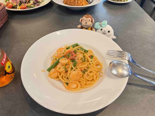 エビとタラコの最強の組み合わせパスタを食べたよ
エビがプリップリっで美味しかった😋
でもちょっと味濃かったかも、、、？？あまりフォークがすすまなかったよ、、、💦