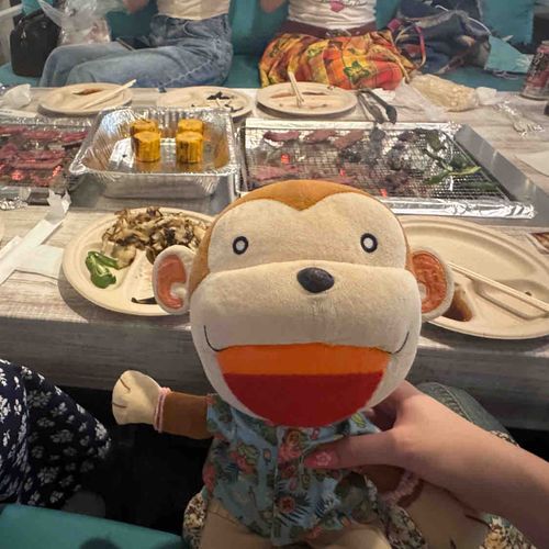 もんちゃんたち豊洲でBBQしてきたよ〜🍖
BBQする前のお昼ご飯にブュッフェで沢山食べちゃったせいで夜ご飯のBBQ全然食べれなかったの〜🤣🤣🤣
夜だからそんな暑くないかなーとか思ってたら大間違い！！！！目の前火だし、昼間の暑さが残ってたからサウナ状態で汗だくになりながらお肉焼いてたよ😂😂😂でもすごいオシャレなところで楽しかった！😆
BBQの後は近くに夜景が綺麗に見えるところがあってレインボーブリッジと東京タワーとスカイツリー見てきたよー🌃🌉
都会の夜景は綺麗ですな〜✨️