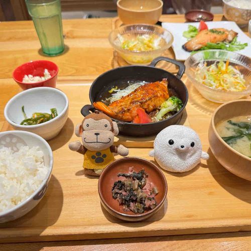 おぼんでごはんで鮭定食を食べてきたよ〜
鮭の身がフワッフワで美味しかったー！
その後はサンマルクカフェでおいものパフェ食べたんだよー
スイートポテトと紅芋のアイスがソフトクリームの上に乗っててもう最高‼️