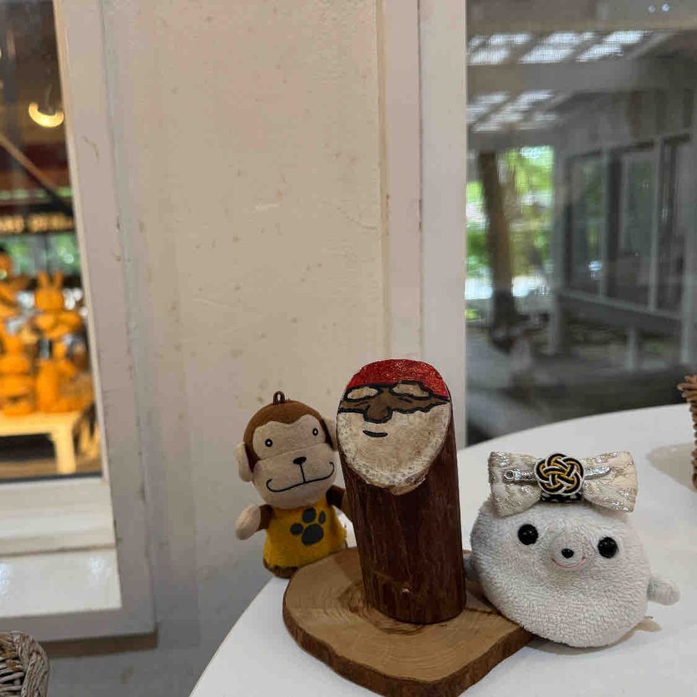 サンタさんがいっぱいいるスウェーデンコンセプトのカフェに行ってきたよー
チョコミントアイスが乗ってるパンケーキを食べたんだけど、ミントが濃厚❓なアイスでチョコミント好きのもんちゃんはこのアイスがどこで食べられるのかとても気になったよ🤔🤔🤔
もちろんパンケーキもふわふわで美味しかったよー✨️