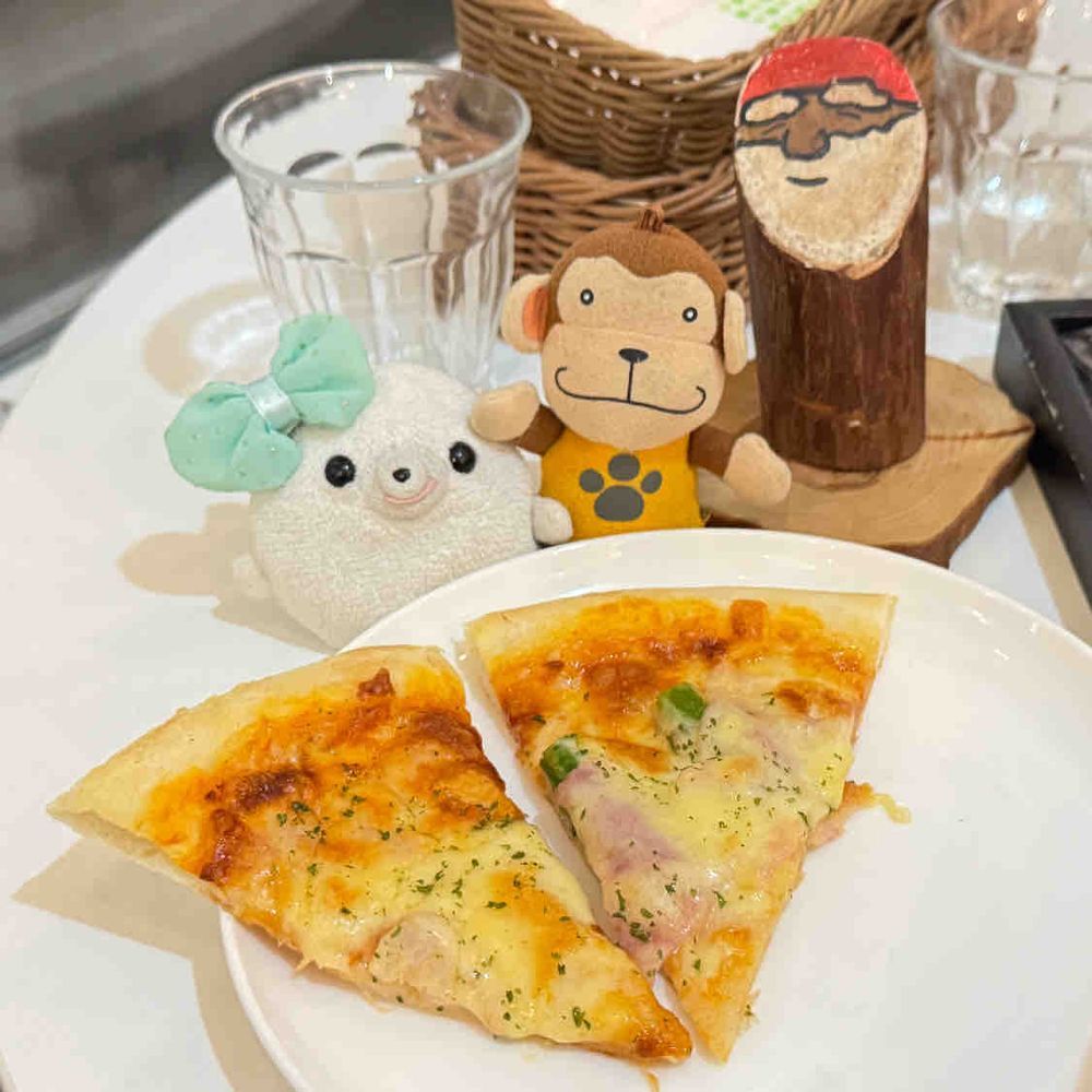サンタさんがいっぱいいるスウェーデンコンセプトのカフェに行ってきたよー
チョコミントアイスが乗ってるパンケーキを食べたんだけど、ミントが濃厚❓なアイスでチョコミント好きのもんちゃんはこのアイスがどこで食べられるのかとても気になったよ🤔🤔🤔
もちろんパンケーキもふわふわで美味しかったよー✨️