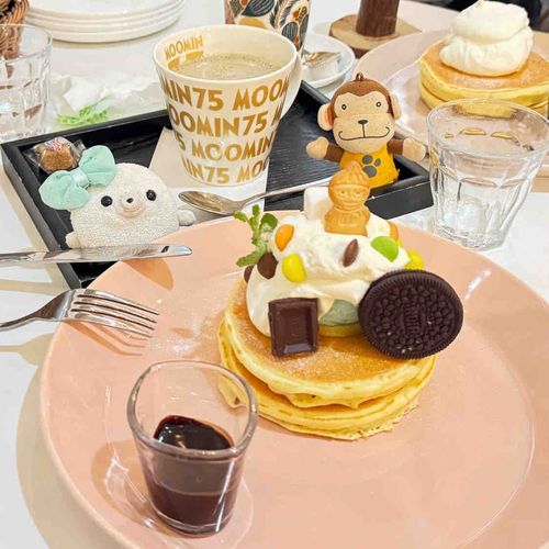 サンタさんがいっぱいいるスウェーデンコンセプトのカフェに行ってきたよー
チョコミントアイスが乗ってるパンケーキを食べたんだけど、ミントが濃厚❓なアイスでチョコミント好きのもんちゃんはこのアイスがどこで食べられるのかとても気になったよ🤔🤔🤔
もちろんパンケーキもふわふわで美味しかったよー✨️