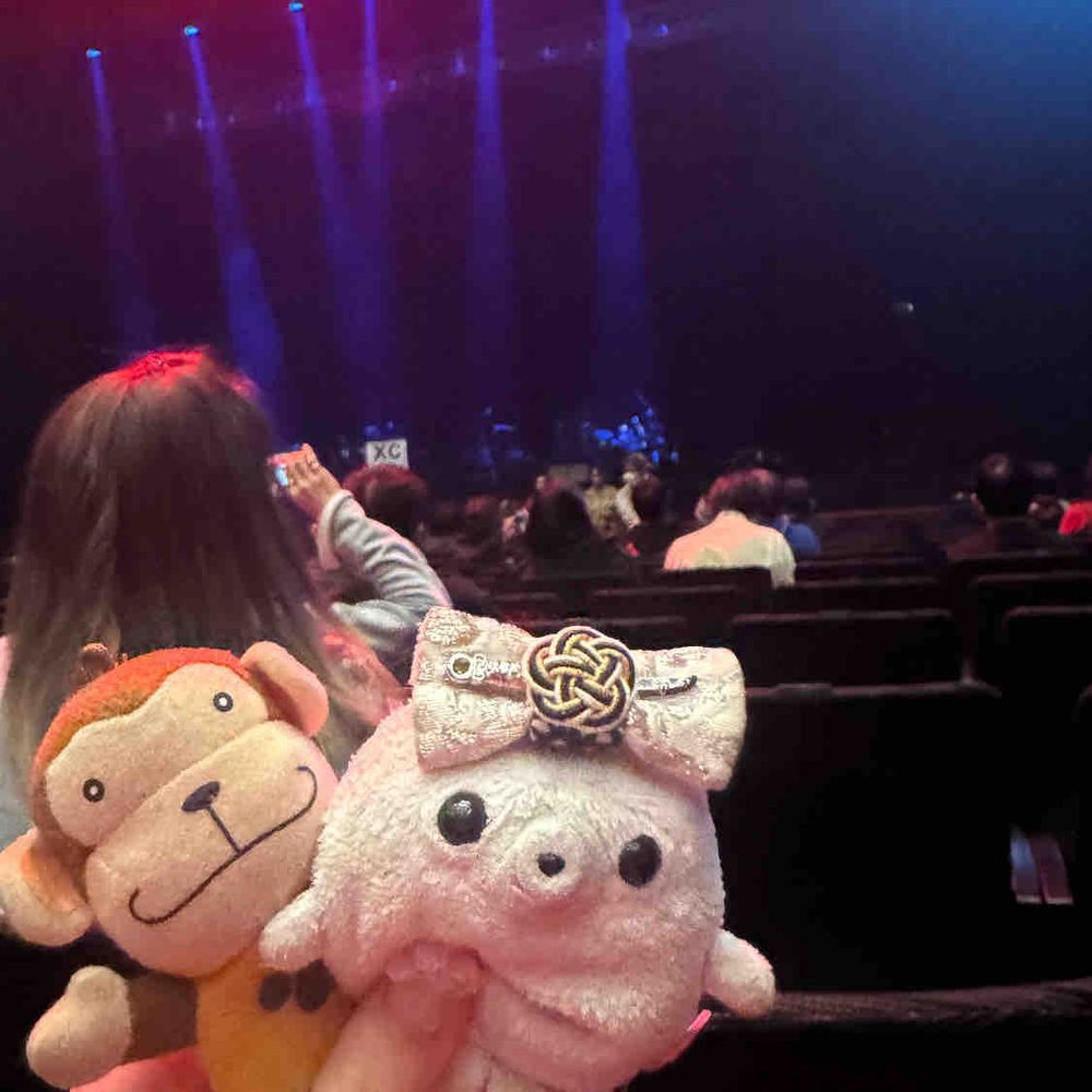 m-floの単独ライブに行ってきたよー！！！
ちょー盛り上がる曲からしんみりバラードまで聞けてとっても楽しかったよ！
しかもlovesで色々な人達が来てもんちゃんびっくり！
お家の人のポッケの中で踊ったり歌ったりしたんだ！😆😆😆
m-floはこのライブで無期限の活動休止に入っちゃうから寂しいけど、また戻ってくるって言ってたからその時をもんちゃんは楽しみにしようと思ったよ🥲