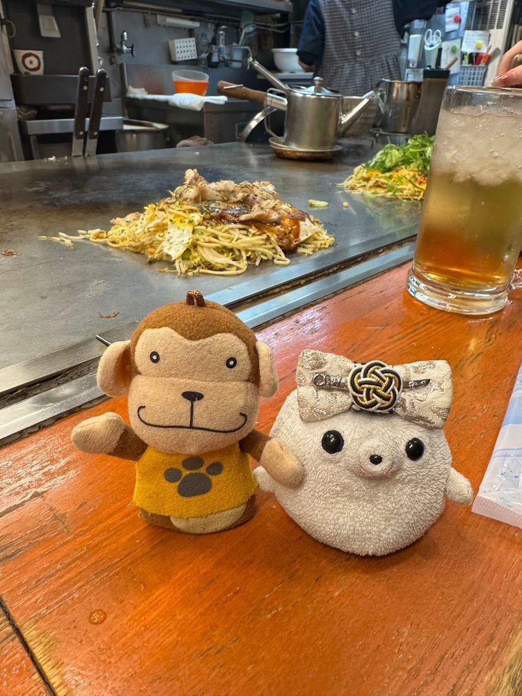 皆さんお久しぶりです！
もんちゃんはこの前広島旅行に行ってきました！
1日目は特に広島っぽいようなとこには行ってなくて広島焼きを食べに行ったりとか広島駅周辺を散策したりしたんだ
本場の広島焼きは目の前で焼いてくれて迫力満点だったよ〜