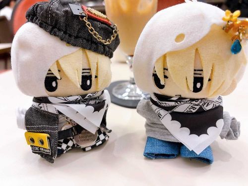 おれにあたらしいともだちができたぞ
おなじまめぬいのやまんばぎりくにひろだ
すかーふ屋さんのガチャでおそろいのすかーふあてたぞ
いっしょにおでかけ たのしかった
またあえるのたのしみだな