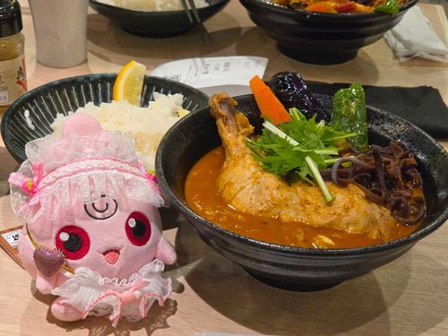 なぞときのあとはエビスープカレーをたべたんだよ〜🦐さっぽろのおみせではなんじゅっぷんもならんだのに、ここではすぐたべられるってトレーナーさんよろこんでた！よかったね！