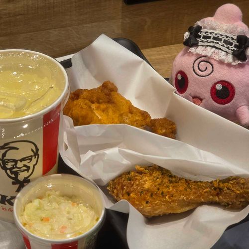 トレーナーさん、ケンタッキーのたべくらべセットがたべたかったんだって。ププちゃんにはにんにくしょうゆ？はちょっとからかったな〜