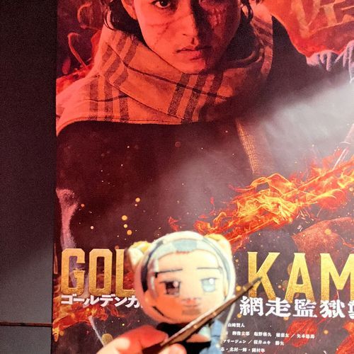 ポスターと同じポーズ取ってみたよ