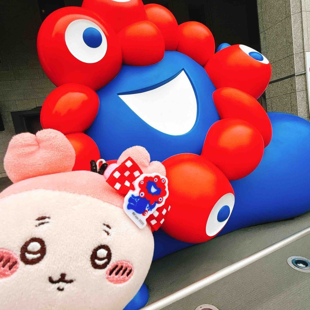 旅先でおともだちになったミャクミャクくんの格好したシナモロールちゃんパシ💙❤️
やっとドデカミャクミャクくん見に行けたパシ〜！