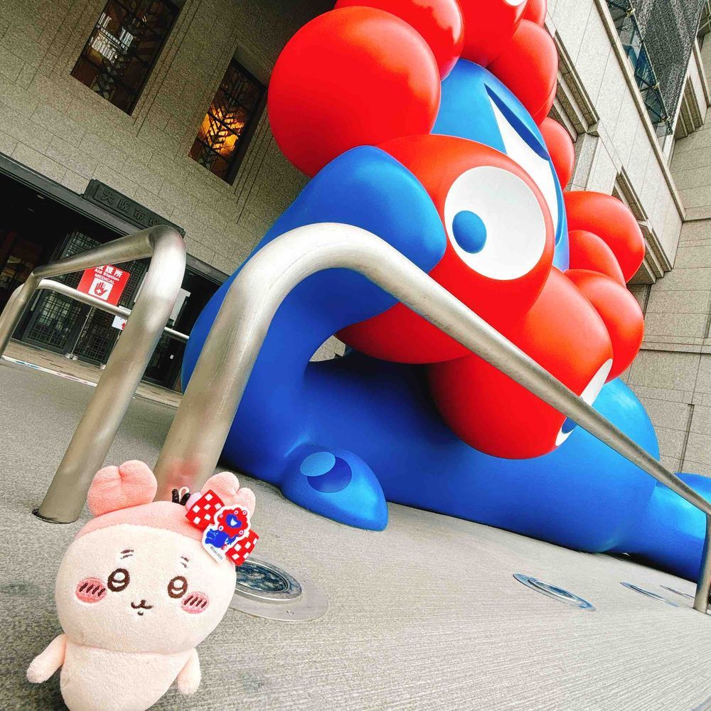 旅先でおともだちになったミャクミャクくんの格好したシナモロールちゃんパシ💙❤️
やっとドデカミャクミャクくん見に行けたパシ〜！