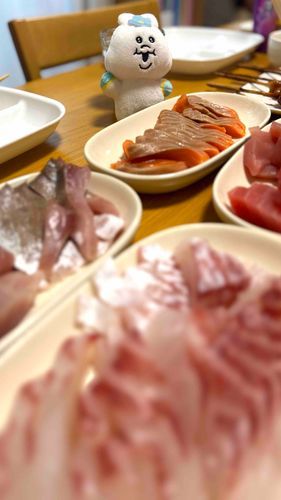 主のパパとママのおうちで
手巻き寿司をしたちゃむよ～🍣
どこにいるかわかるちゃむかー？？
