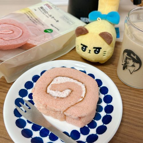お買い得品になってた桜ロールケーキ🌸あっとゆうまに初夏だね