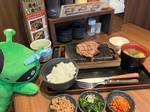 初めて来た、感動の肉と米！✨
1,000円でこれは大満足！！
このお値段でご飯、味噌汁、キムチや肉そぼろもおかわり自由って本当にすごい…！
