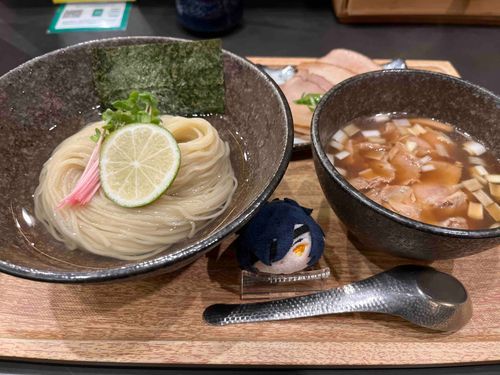 あるじとらーめんやにきたよ。だしはなにをつかっているのかな？