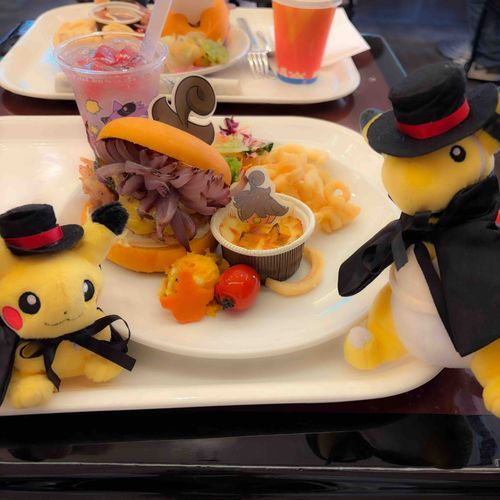 先月の話ですが、ユニバに行ってきました。夕方は生憎の雨だったけど、ハロウィン堪能できたね！ピカちゃん、デンリュウちゃん🥰