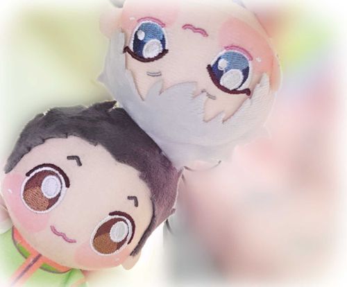 スマホのカメラ気になっちゃったんだね📱🫣💜💚

🎣
╭━━━━━━━━━━━━━━━━━╮
なんだろう？これ。おおきい……カメラ？
╰━ｖ━━━━━━━━━━━━━━━╯
🛹
╭━━━━━━━━━━━━━━━━━╮
カメラにしては全然見たことねー形してっけど…一応写真は撮れるみたいだな。
╰━━━━━━━━━━━━━━━ｖ━╯