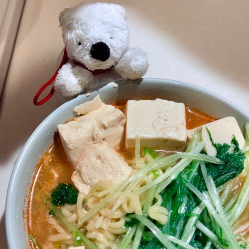 深夜のトムヤムクンやで。
家にあるものを使ったからパクチーじゃなくて水菜なんやで。
明日はようやく金曜日でうれしいんやで。