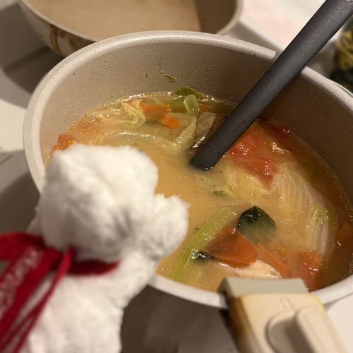 家にあるもので味噌鍋を作ったら、トマト味噌鍋になってしまったんやで。意外とイケるんやで。