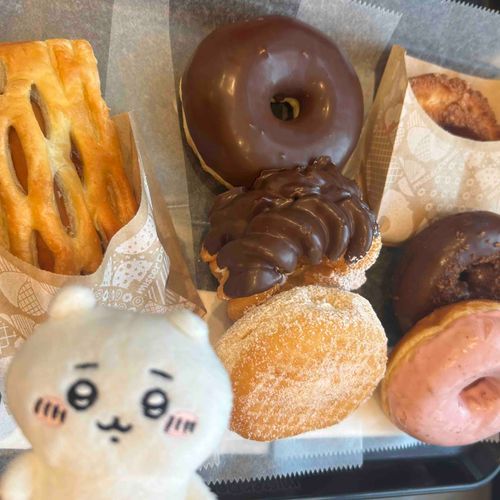 ミスドの食べ放題に連れて行ったよー。ちいさん(1)はもうドーナツを見たくない、などと供述しております。