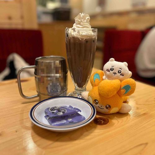 おともだちのパモとカフェに来たよ！パモの背中はあったかいね