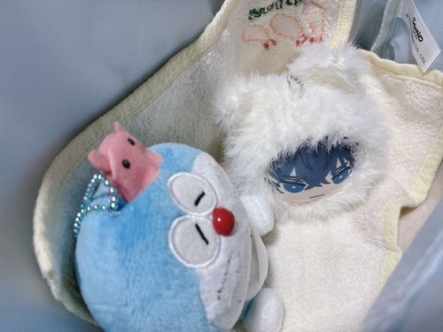 お耳つきました　かわいすぎて寝床まで用意してしまった　ネコ型ロボットさんにもお越しいただき……
