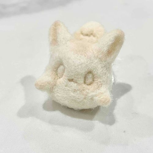 羊毛フェルトで手作りしたぬいぐるみのこ(՞  ܸ. .ܸ՞)︎ෆ ̖́-
もちきつね ちゃんです🦊‎🤍