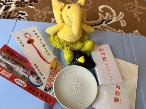 うちの人が熊野旅行してきて、那智の滝見てきたんですって。お土産いっぱいでした。
那智の滝の正式参拝は圧巻だったとのこと