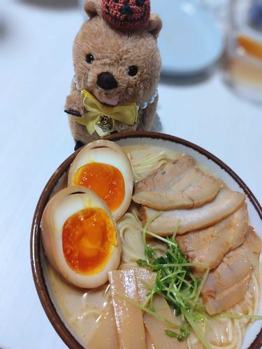 友達のお土産ラーメンの上にもう一人の友達が作った煮卵と飼い主が作ったチャーシューを乗せて(ง 'о')ว