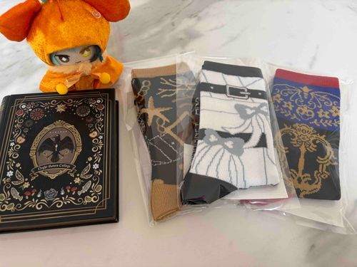 こちらはツイステ展のおみやげです。ハロウィンの衣装モチーフの靴下と、ブック型の缶に入ったクッキーです。ユミさんはブック型の缶に目がなくて…気に入ったのを買っては僕の服を収納しています。
