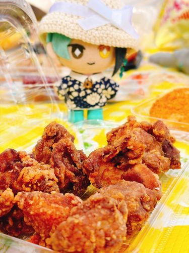 お花見といえば、桜の下での食事ですが…ユミさんのからあげ食べたい欲が爆発して、からあげにピントが合いすぎました。