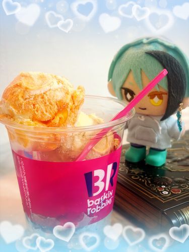 上から、マンダリンオレンジチーズケーキ、ストロベリーロイヤルミルクティー、コットンフルーツギャラクシー。
1番奇抜な色をしたコットンフルーツギャラクシーがほとんど見えないのは、痛恨のミスですね♡
店員の方は配置をどうするか聞いてくださったのに、ユミさんが断るから…。