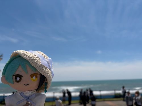 2026 GW⑨
僕とユミさんは海なし県に住んでいるので、海や水族館でついつい興奮してしまいます。海を背景にしたこのショットも無駄に10枚ほど撮りました。