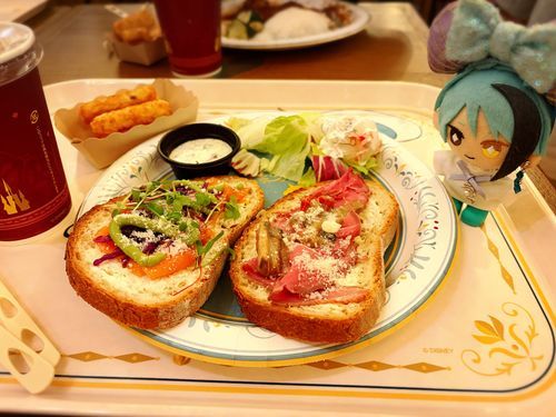 2026年4月TDS⑤
お昼はアレンデール城で頂きました。このお皿、今日からフードスーベニアとして購入できるらしいですよ。次回は僕らも購入して帰りましょう。