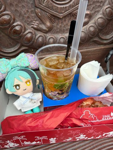 2026年4月TDS⑦
稚魚さん達がガリオン船を探索している間、僕とユミさんはピーチミントアイスティーとスモークターキーレッグで休憩しました。
さて、TDSの写真もこれで終わりなのですが、明日からは何を載せていきましょうか。