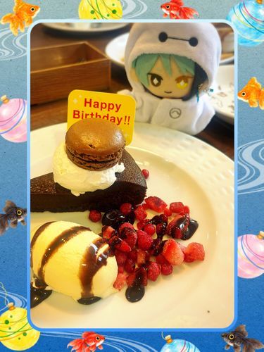稚魚さんの誕生日をココスでお祝いしました。稚魚さんは別で大きなチョコパフェを注文したので、こちらのバースデープレートはユミさんが美味しくいただきましたよ。